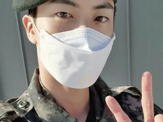 兵役中のＪＩＮさん（Ｗｅｖｅｒｓｅより）＝（聯合ニュース）≪転載・転用禁止≫