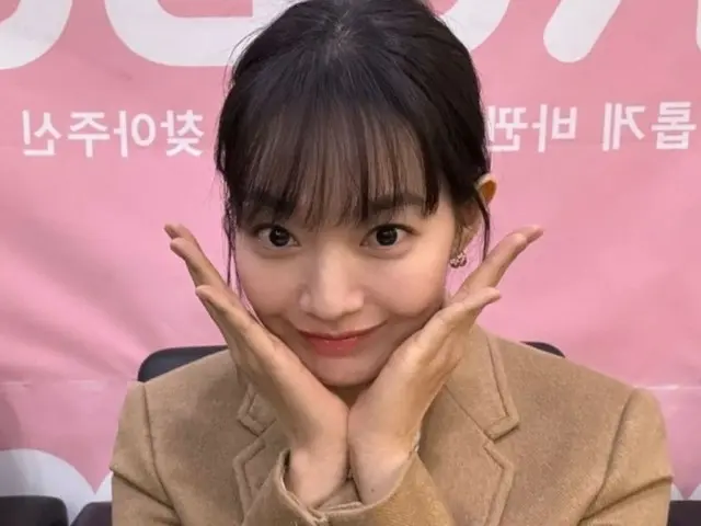 女優シン・ミナ、こんなにかわいいお花ポーズは初めて