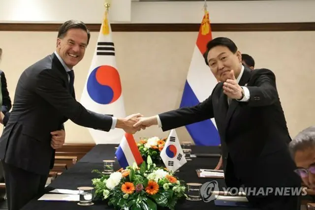 ２０２２年６月２９日、北大西洋条約機構（ＮＡＴＯ）首脳会議に合わせ、スペイン・マドリードで会談する韓国の尹大統領（右）とオランダのルッテ首相＝（聯合ニュース）