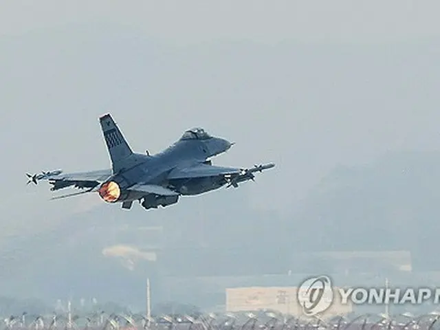 ソウル近郊にある在韓米空軍の烏山基地を離陸する戦闘機Ｆ１６＝（聯合ニュース）