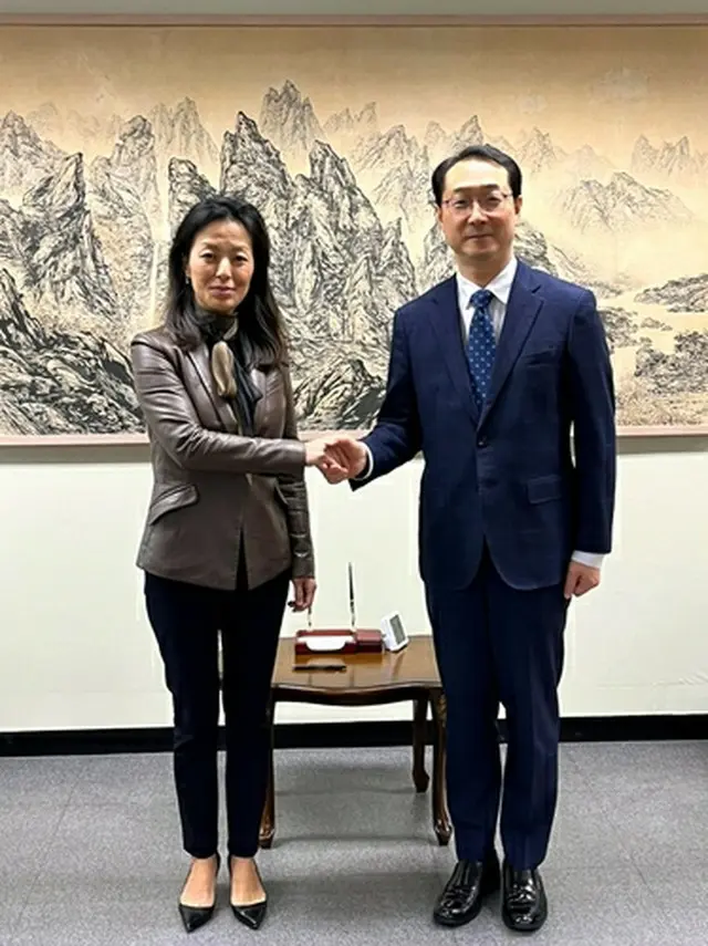 握手する金健氏（右）とジュン・パク氏（外交部提供）＝（聯合ニュース）≪転載・転用禁止≫