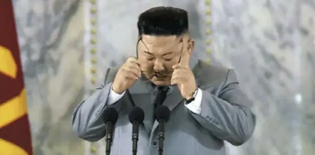 「独裁者の涙異例」…北朝鮮の金正恩氏はなぜまた泣いたのか