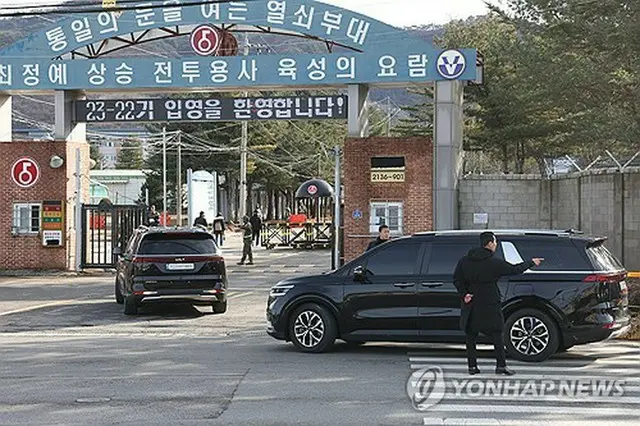 JIMINさんとJUNG KOOKさんを乗せて陸軍新兵教育隊に入る車=12日、漣川(聯合ニュース)