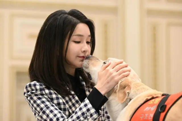 金建希夫人、アムステルダムの動物保護財団を訪問…「犬の食用禁止は尹大統領の約束」