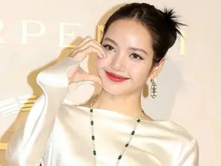 「BLACKPINK」LISA、空港に駆けつけたファンたちの再契約祝いに「ありがとう」…グループハグまで“ファン愛”が話題