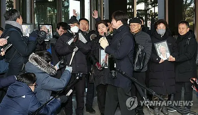 判決を受け、大法院前で会見を行う徴用被害者の遺族ら＝２１日、ソウル（聯合ニュース）