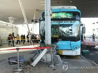 ソウル近郊の水原駅でバスが横断歩道に突っ込む　１人死亡・１７人負傷
