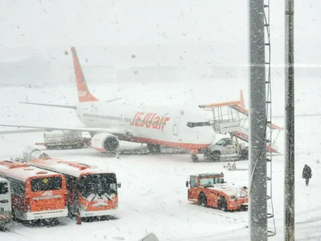 大雪で麻痺…済州空港運航再開＝韓国