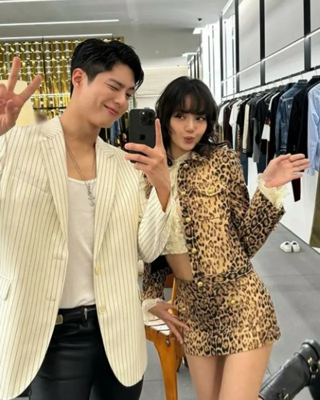 パク・ボゴム&リサ(BLACKPINK)、タイで会った…愉快なツーショット公開