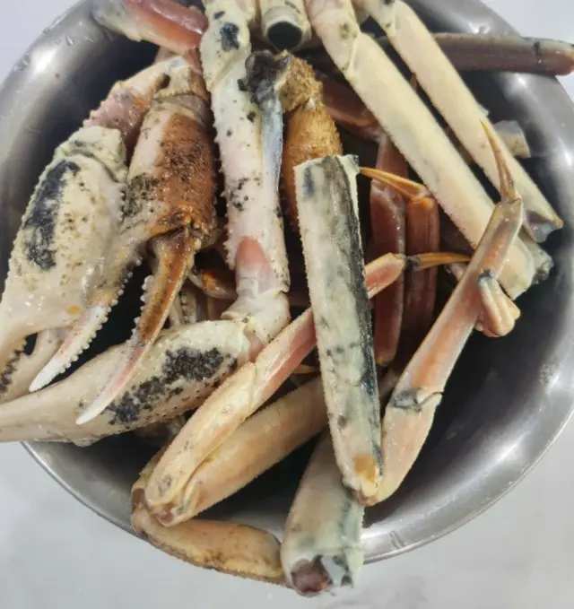 高校生に腐ったズワイガニを売った鷺梁津水産市場の商人＝韓国