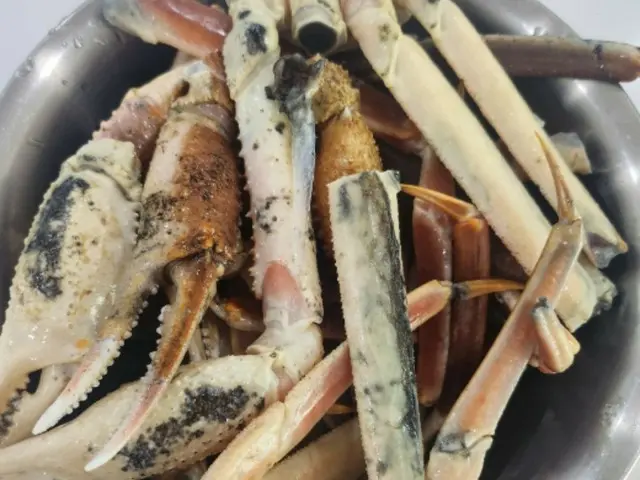 高校生に腐ったズワイガニを売った鷺梁津水産市場の商人＝韓国