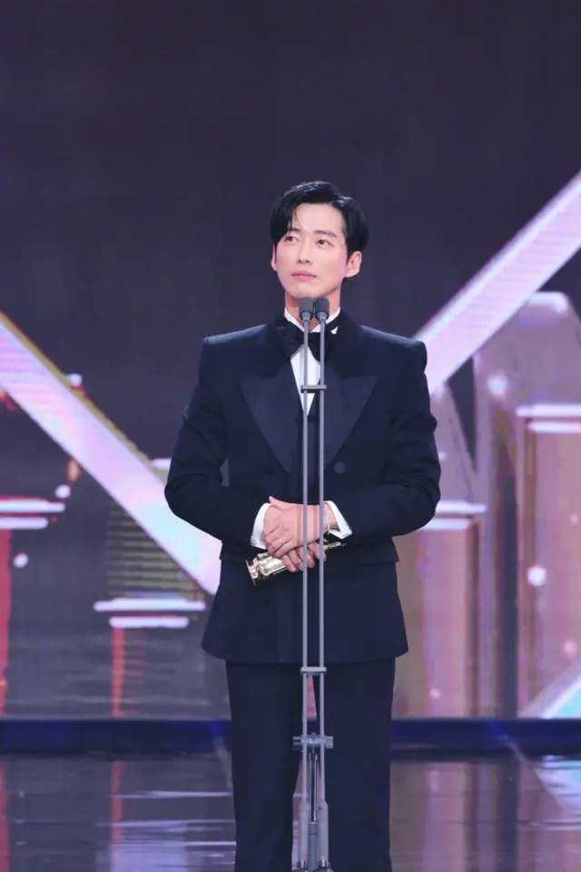 大賞はナムグン・ミン、「愛する家族、妻に感謝」＝「MBC演技大賞」