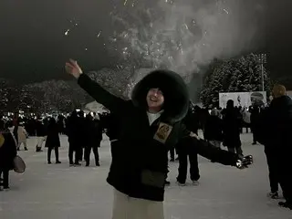 チャン・グンソク、はつらつ笑顔と花火と共に新年のあいさつ…「健康でいよう! 嬉しい 2024!」