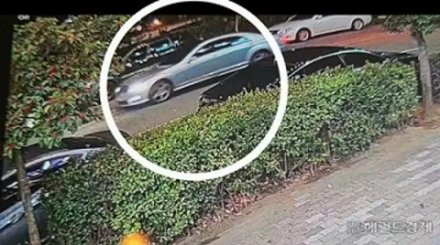 キム容疑者が犯行前日（1日）に泊まったと推定されるモーテル前に入る車両