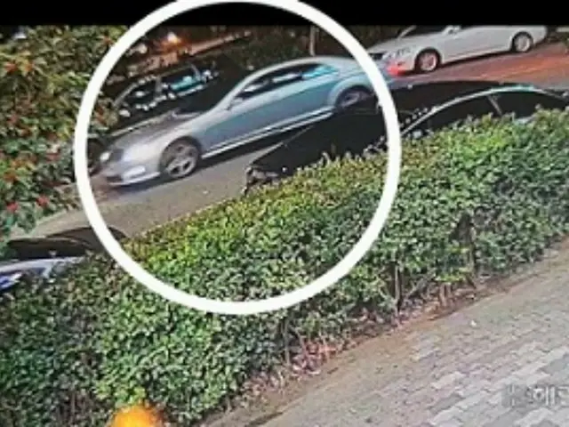 キム容疑者が犯行前日（1日）に泊まったと推定されるモーテル前に入る車両