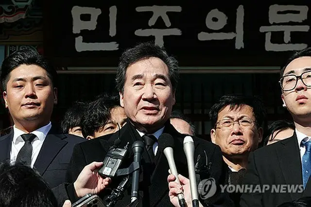 李洛淵氏（中央）＝（聯合ニュース）
