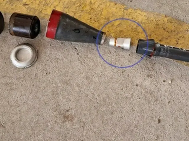 ハマスが使用した武器。青丸の部分は北朝鮮製の部品とみられる（国情院提供）＝（聯合ニュース）≪転載・転用禁止≫