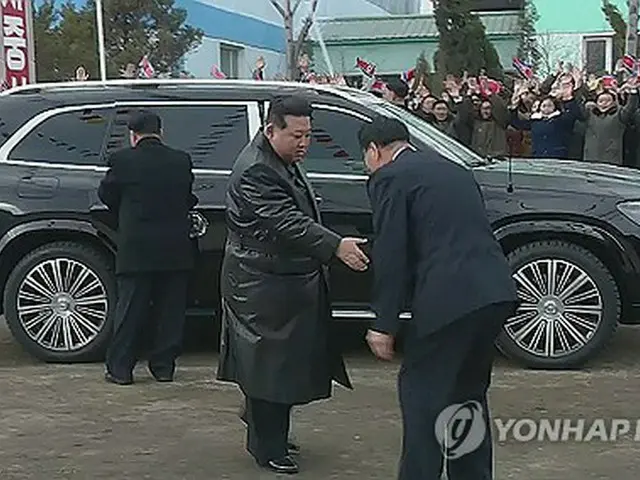 「メルセデス・マイバッハＧＬＳ６００」とみられる車から降りる金正恩氏（中央）＝（朝鮮中央テレビ＝聯合ニュース）≪転載・転用禁止≫
