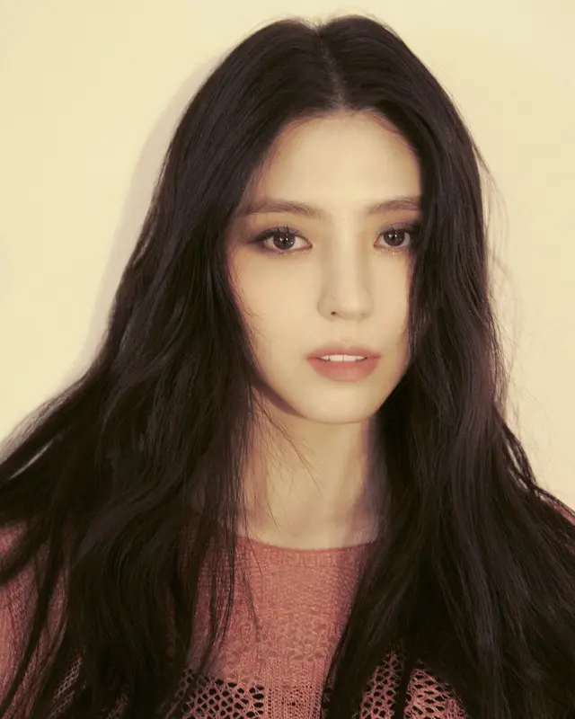 「京城クリーチャー」女優ハン・ソヒ、チェオクと自身を語る…パク・ソジュンとは「ともに応援し合う仲」