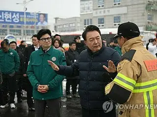 尹大統領が与党トップと火災現場視察　「夫人バッグ疑惑」巡る対立収束か