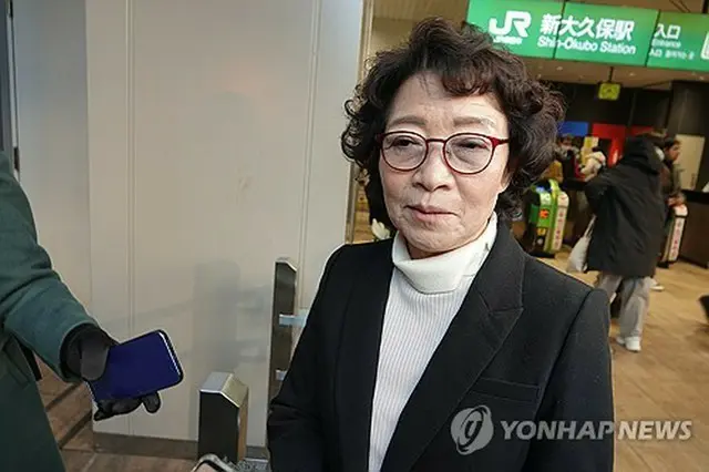 取材に応じる李さんの母、辛潤賛さん＝２６日、東京（聯合ニュース）