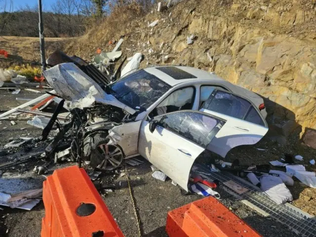 簡易トイレに突っ込んだベンツ…中にいた60代バス運転手が死亡＝韓国