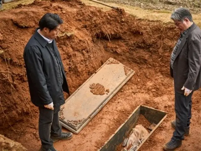 映画「破墓」キム・ゴウン&イ・ドヒョン、師弟の間に妙な雰囲気…シャーマンデュオになる