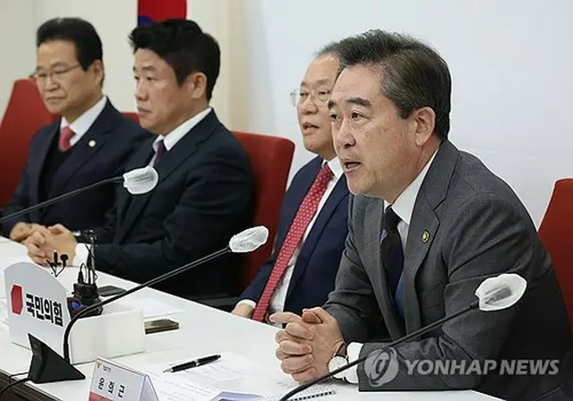 韓国国会で開かれた与党「国民の力」との懇談会で発言する尹熙根警察庁長＝２９日、ソウル（聯合ニュース）