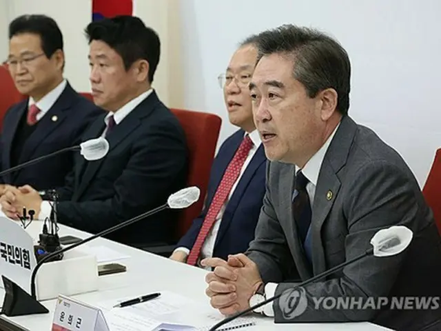 韓国国会で開かれた与党「国民の力」との懇談会で発言する尹熙根警察庁長＝２９日、ソウル（聯合ニュース）