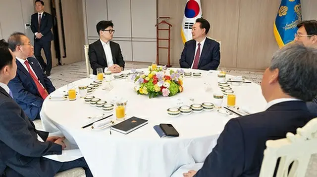 昼食会で会話する韓国の尹錫悦大統領（右）と国民の力の韓東勲・非常対策委員長（大統領室提供）＝（聯合ニュース）≪転載・転用禁止≫