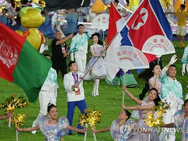 昨年開催された杭州アジア大会の閉会式で、北朝鮮選手団の旗手が国旗を持って入場している（資料写真）＝（聯合ニュース）