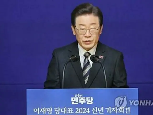 新年記者会見を行う李氏＝３１日、ソウル（聯合ニュース）