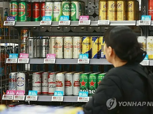 ソウル市内のスーパーに並ぶ日本ビール＝（聯合ニュース）