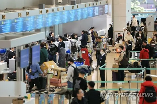 仁川国際空港から出発する旅行客（資料写真）＝（聯合ニュース）