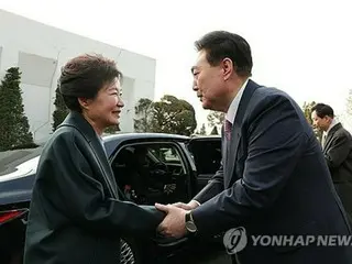尹大統領　朴槿恵氏に誕生日祝う電話＝与党トップは蘭贈呈
