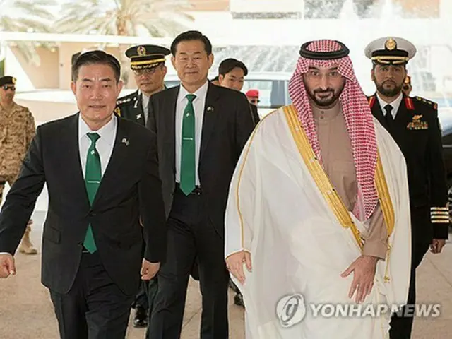 サウジアラビアの首都リヤドで４日（現地時間）、同国のアブドゥラー国家警備隊相と会談した韓国の申源湜国防部長官（左、国防部提供）＝（聯合ニュース）≪転載・転用禁止≫