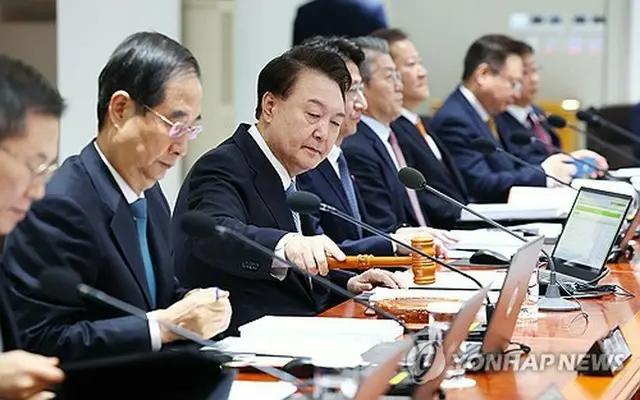 閣議を開始する尹大統領（中央、大統領室通信写真記者団）＝６日、ソウル（聯合ニュース）