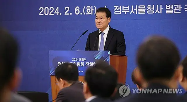 会議であいさつする金暎浩氏＝６日、ソウル（聯合ニュース）