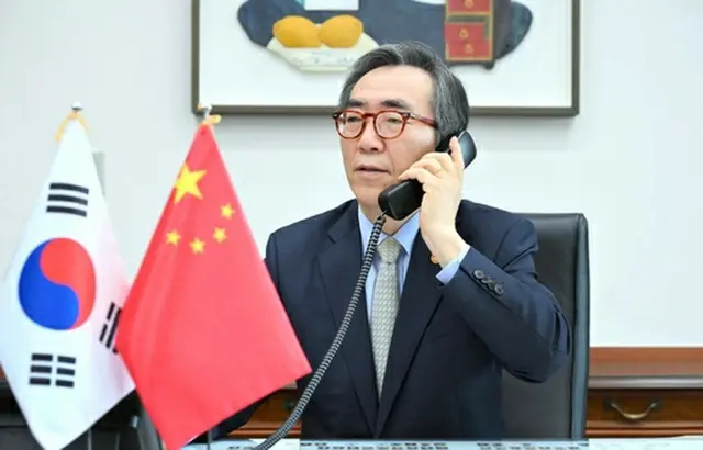 中国の王毅外相と電話会談を行う韓国の趙兌烈外交部長官（外交部提供）＝（聯合ニュース）