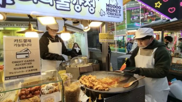 <W解説>「ぼったくり」の負のイメージ払しょくなるか？韓国の人気スポット明洞の露店の取り組み