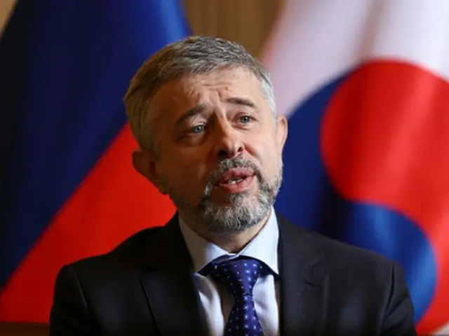 ソウルにあるロシア大使館でインタビューに応じたジノビエフ大使＝（聯合ニュース）