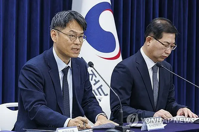 東京電力福島第１原発での水漏れについて説明する韓国原子力安全委員会の金成圭放射線防災局長＝８日、ソウル（聯合ニュース）