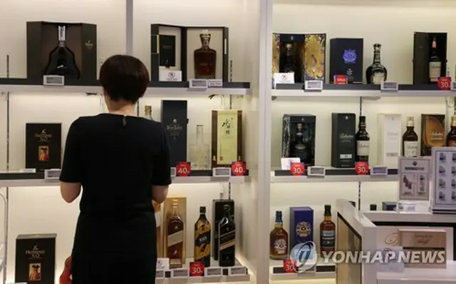 免税店に並ぶ酒類（資料写真）＝（聯合ニュース）