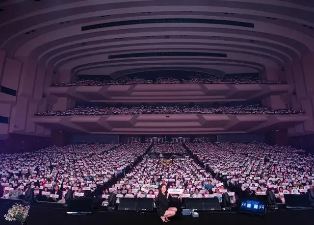 韓国ガールズグループ「少女時代」ユナが日本でファンミーティングを開催し、来場した5,000人のファンに熱い思いを伝えた。6