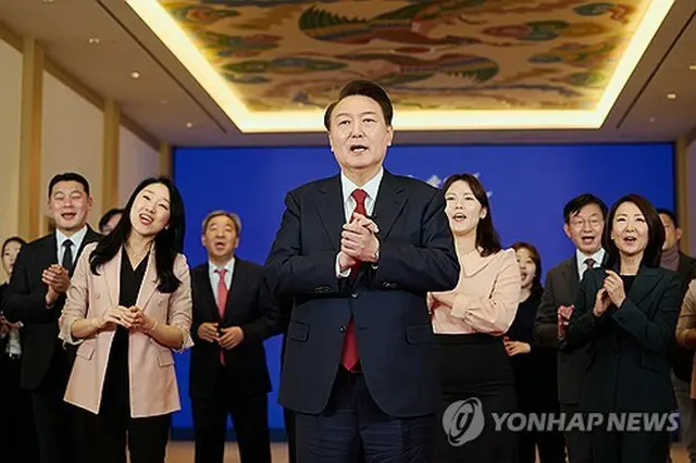 尹大統領（中央、大統領室提供）＝（聯合ニュース）≪転載・転用禁止≫