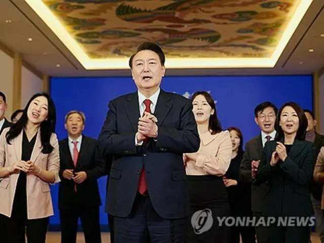 尹大統領（中央、大統領室提供）＝（聯合ニュース）≪転載・転用禁止≫