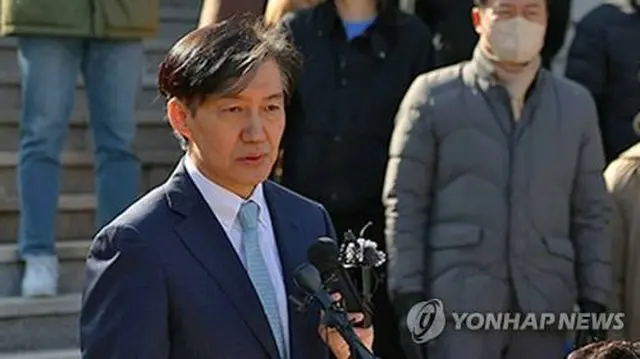 南東部・釜山で記者会見を開き、４月１０日の総選挙に向けて新党を結成する意向を表明する曺国・元法務部長官＝１３日、釜山（聯合ニュース）