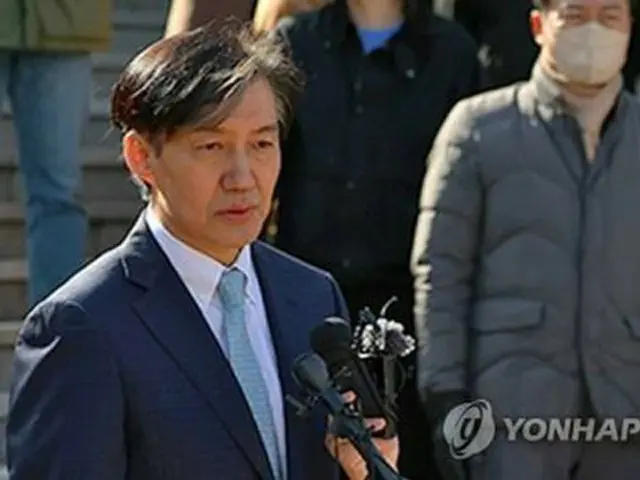 南東部・釜山で記者会見を開き、４月１０日の総選挙に向けて新党を結成する意向を表明する曺国・元法務部長官＝１３日、釜山（聯合ニュース）