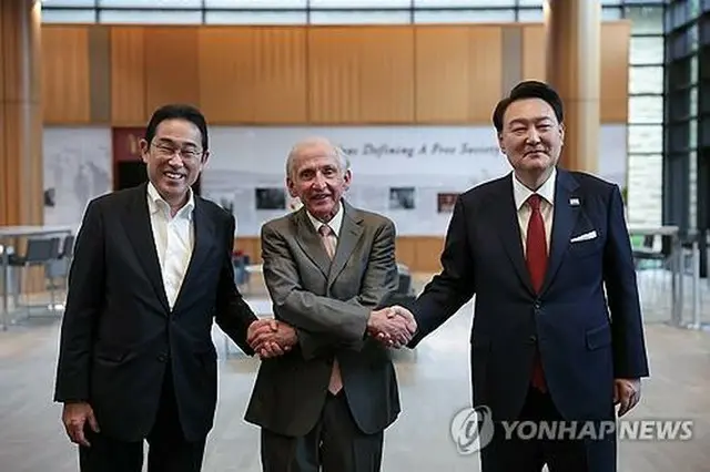 昨年１１月、討論会出席のためスタンフォード大を訪問した尹大統領（右）と岸田首相（共同取材）＝（聯合ニュース）