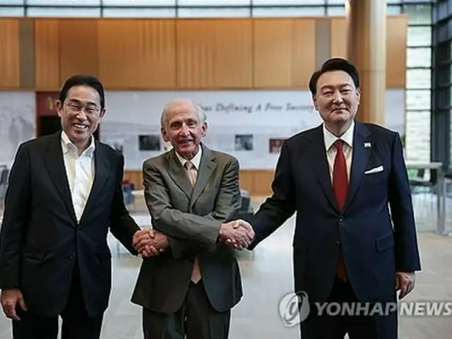 昨年１１月、討論会出席のためスタンフォード大を訪問した尹大統領（右）と岸田首相（共同取材）＝（聯合ニュース）